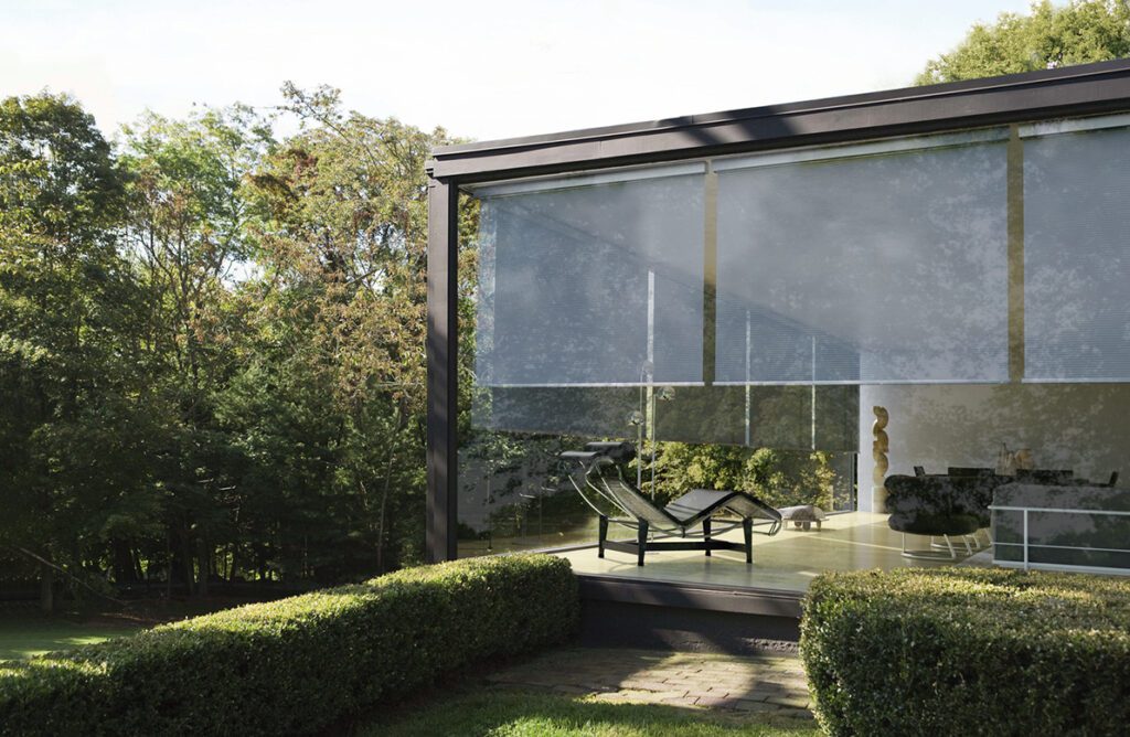 Modernes Haus mit automatisiertem Sonnenschutz und Textilscreen Steuerung von Nice Elero