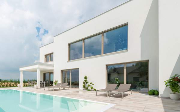 Modernes Einfamilienhaus mit großen Fensterflächen und Pool im Home Pure Designstil von Internorm